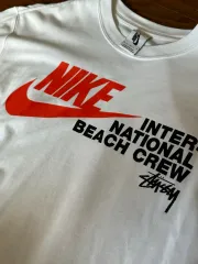 M Nike(ナイキ） x STUSSY(ステューシー) インターナショナル ビーチ クルー Tシャツ 白 ー アジア