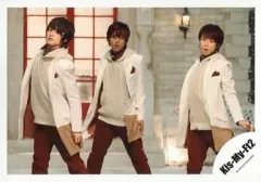 【中古】生写真(ジャニーズ) Kis-My-Ft2/玉森裕太・藤ヶ谷太輔・北山宏光/横型・膝上・ジャケット白・インナーベージュ・ズボン赤・雪/公式生写真