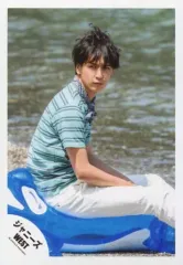 【中古】生写真(ジャニーズ) ジャニーズWEST/藤井流星/膝上・座り・浮輪・衣装水色青ボーダー柄・バンダナ・体右向き・横向き・目線左・浜辺/『人生は素晴らしい』PV＆ジャケ写撮影/公式生写真