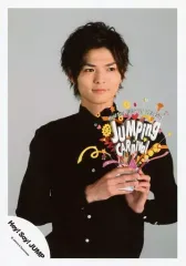 【中古】生写真(ジャニーズ) Hey! Say! JUMP/薮宏太/上半身・シャツ黒・両手ビックリ箱「JUMPing CARnival」・目線右・背景グレー/15夏 コンサートパンフ＆グッズ撮影オフショット/公式生写真