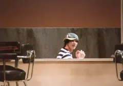 【中古】生写真(男性) 村田恒(秋川諒)/横型・バストアップ・衣装黒・白・帽子・右向き・両手上げ/「RP☆THEATER vol.2 泪橋ディンドンバンド2 ～傷だらけの夕陽～」舞台写真