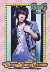 【中古】生写真(男性) SuG/shinpei/膝上・衣装黒グレー・左手胸元・口閉じ・背景黒水色/「Crazy Bunny Coaster」デジフォト