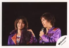 【中古】生写真(ジャニーズ) 関ジャニ∞/丸山隆平・大倉忠義/横型・ライブフォト・バストアップ・衣装紫・丸山左手マイク・右手肩・背景黒/公式生写真