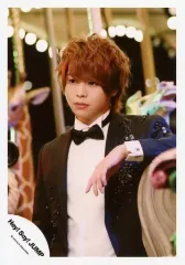 【中古】生写真(ジャニーズ) Hey! Say! JUMP/有岡大貴/上半身・ジャケット黒・シャツ白・蝶ネクタイ・左肘付き・体左向き・目線左・メリーゴーラウンド/15夏 コンサートパンフ＆グッズ撮影オフショット/公式生写真