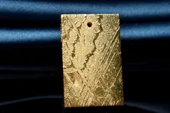 アルタイ隕石(メテオライト) 28x18mm プレート ゴールドコーティング ペンダントトップ 1個売り パワーストーン 天然石 _PRG2190-2