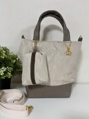 【裁縫ストア・ボヌール】大人かわいい　ねこ柄刺繍キルト生地　トートバック　ミニポーチ　ショルダーバッグ　ハンドバッグ　ハンドメイド　ショルダーストラップ付き　ゴージャス  / №500-305