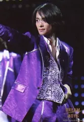 【中古】生写真(ジャニーズ) A.B.C-Z/戸塚祥太/ライブフォト・膝上・衣装紫・左手腰・右手前・体斜め向き・背景黒/DREAMBOYS/公式生写真