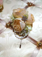 コサージュ　アーティフィシャルフラワー　ビジュー付き　アイボリーベージュ