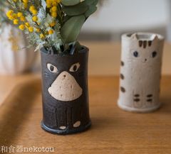 新品2セット 手作り黒猫と白猫一輪立(大)　日本製瀬戸焼　可愛いペット贈り物　ギフトプレゼント