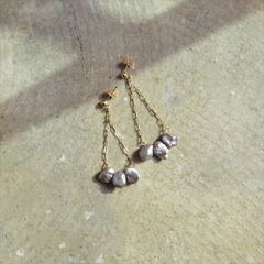 Ouca（ウーサ）ピアス／【一点もの】グレーのバロックパール3粒とデザインチェーンの揺れるピアス＊イヤリング金具へ交換可能です◎