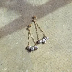 Ouca（ウーサ）ピアス／【一点もの】グレーのバロックパール3粒とデザインチェーンの揺れるピアス＊イヤリング金具へ交換可能です◎