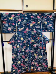 着物 小紋 正絹 / 藍色系 / 草花文 椿の柄 つばき / 身丈約147cm 裄丈約65cm 袖幅約47.5cm 後幅28.5cm 前幅24cm TCS着物 W24