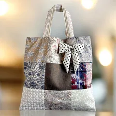 TB06 リバティプリントで作ったパッチワークのトートバッグ　ベージュ系　リボンチャーム付き