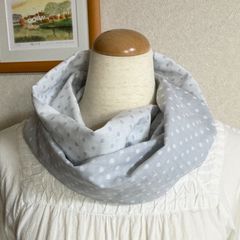 ホワイト×ライトグレードット柄のバイカラーふんわりダブルガーゼスヌード（シングル、ねじりあり）抗菌加工 播州織