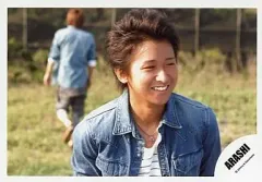 【中古】生写真(ジャニーズ) 嵐/大野智/横型・バストアップ・デニムジャケット・笑顔・後ろに人/公式生写真