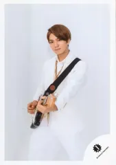 【中古】生写真(ジャニーズ) 関西ジャニーズJr./正門良規/膝上・衣装白・ギター持つ/17冬 関西ジュニア「X’mas SHOW 2017」グッズ撮影オフショット/公式生写真