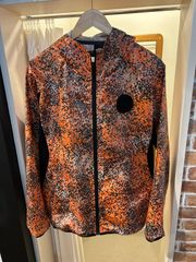 【美品】アンブロ umbro ナイロンジャケット ナイロンパーカー ジップアップジャケット デジタルカモ オレンジ ブラック等 サイズ 表記O A-108