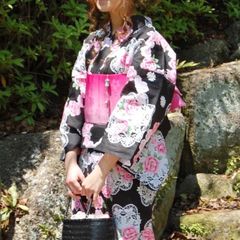 【🌟大特価🌟】定価11,000円  夢千代  A柄 レディース　女子　浴衣　単品　お祭り　花火大会　夏　盆踊り　デート　イベント　綿100%  薔薇　ローズ  ブラック 黒　ピンク　姫　大人可愛い　個性派　 昭和レトロ　和モダン　誕生日　プレゼント　ラメ