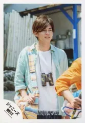 【中古】生写真(ジャニーズ) ジャニーズWEST/小瀧望/膝上・シャツ水色・インナー白・右手バッグ・双眼鏡・目線右上/『人生は素晴らしい』PV＆ジャケ写撮影/公式生写真