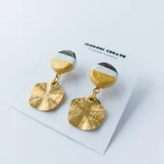 夏カラー丸モチーフ樹脂イヤリング　ラウンド形の揺れるゴールドパーツ　ノンホールピアス 陶土アクセサリー