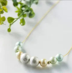 コットンパールとグリーンのグラデネックレス