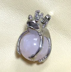 カエラー必見カエルかわいい抱きついたローズクォーツのペンダントトップ