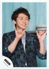 【中古】生写真(ジャニーズ) 嵐/大野智/上半身・衣装青黒白・両手親指小指立て・笑顔・目線右/公式生写真