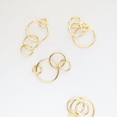 2個 真鍮製 金アレ対応 4連 サークル くるくる 丸 輪っか パーツ チャーム モチーフ チャーム アクセサリーパーツ コネクター ペンダント 手芸 ハンドメイド