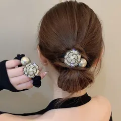 カメリア パール ヘアゴム お団子 韓国風 キラキラ ビジュー 上品 大人可愛い ヘアアクセサリー 女子会 デート おしゃれ 成人式 入学式 卒業式 発表会 結婚式 フォーマル ビジネス 披露宴 髪留め まとめ髪 暑さ対策 人気 レディース 女性 2025