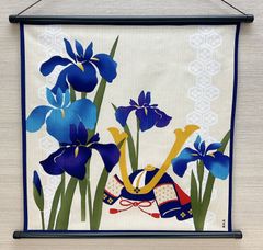 五月飾り【花菖蒲と兜】軸付きタペストリー 子どもの日 端午飾り 5月玄関壁飾り 5月ウォールデコ 新品未使用品 日本製