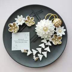 つまみ細工の髪飾り　白　金　成人式　卒業式　七五三【No.23】