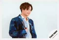 【中古】生写真(ジャニーズ) Travis Japan/吉澤閑也/横型・バストアップ・衣装青.白・右手襟・右向き/「Travis Japan LIVE TOUR 2020 ENTER 1234567」グッズオフショット/公式生写真