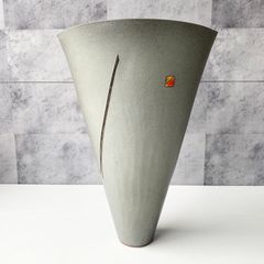 変形花器 花瓶 陶器 焼物 フラワーベース クレープ型 灰色 グレー 金のワンポイント 華道 生け花 自由花