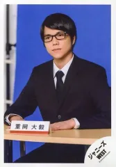 【中古】生写真(ジャニーズ) ジャニーズWEST/重岡大毅/膝上・座り・衣装黒・白・スーツ・両手テーブル・背景青/「ジャニーズWEST LIVE TOUR 2019 WESTV!」グッズオフショット/公式生写真