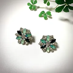 スワロフスキー フラワービジューイヤリング　グリーン系