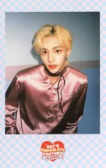 【中古】コレクションカード(男性) Stray Kids/Hyunjin(ヒョンジン)/枠水色・ピンク/「Stray Kids 2ND #LoveSTAY ‘SKZ’S CHOCOLATE FACTORY’」SKZOOグッズ予約特典ランダムポラロイドカード