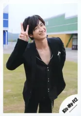 【中古】生写真(ジャニーズ) Kis-My-Ft2/宮田俊哉/膝上・衣装黒・右手ピース・左手後ろ・カメラ目線・笑顔/シングル「LOVE」MV＆ジャケ写オフショット/公式生写真 