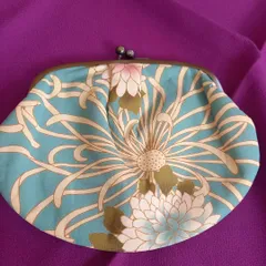 青地に美しい 花柄のがま口バッグ