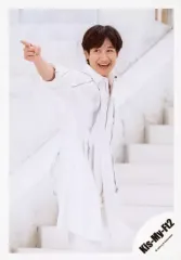 【中古】生写真(ジャニーズ) Kis-My-Ft2/宮田俊哉/膝上・衣装白・右手指差し・口開け・体右向き・目線左・階段/シングル「君、僕。」MV＆ジャケ写オフショット/公式生写真 