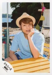 【中古】生写真(ジャニーズ) ジャニーズWEST/中間淳太/膝上・座り・衣装水色・帽子・左手顔・体左向き・テーブル黄・背景野外/『人生は素晴らしい』PV＆ジャケ写撮影/公式生写真