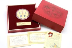 E-0050　花形福娃鍍金紀念章（043803） 中国記念コイン