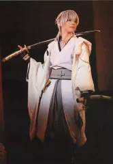 【中古】生写真(男性) 健人(鶴丸国永)/ライブフォト・膝上・右手刀担ぎ・目線右/「舞台『刀剣乱舞』悲伝 結いの目の不如帰」舞台写真ブロマイド(個人セット)