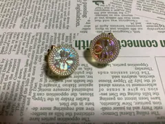 虹色に輝くチェコビンテージウランガラスボタンイヤリング