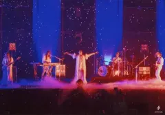 【中古】生写真(男性) 女王蜂/集合(5人)/ライブフォト・横型/DVD・Blu-ray「日本武道館単独公演 2DAYS 「HYPER BLACK LOVE」20210224 「夜天決行」20210225」Amazon特典ビジュアルシート