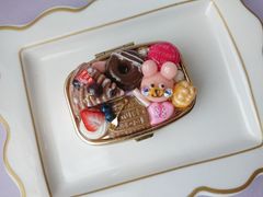 モンブランとうさぎマフィン(フェイクスイーツ)のピルケース(ゴールド ミラー付)