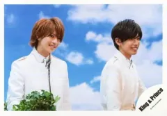 【中古】生写真(ジャニーズ) King ＆ Prince/神宮寺勇太・岩橋玄樹/横型・バストアップ・衣装白・神宮寺右向き・背景空/シングル「Memorial」MV＆ジャケ写撮影オフショット/公式生写真