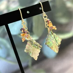 アバロンクリスタルロゼンジとサファイアのピアス　サファイア・アバロンシェルクリスタルトリプレット　ローゼンジカービング　14kgf　天然石ピアス　ハンドメイドピアス　イヤリング