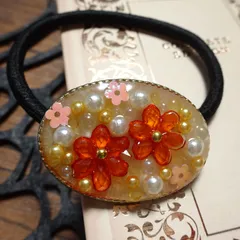 秋の花束ヘアゴム[レジン/一点もの/ヘアゴム/花/オレンジ色/パール]