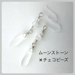 天然石【ムーンストーン 】とチェコビーズのフックピアス