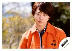 【中古】生写真(ジャニーズ) 嵐/櫻井翔/横型・バストアップ・衣装オレンジ白黒・目線左/「青空の下、キミのとなり」PV＆ジャケ/公式生写真